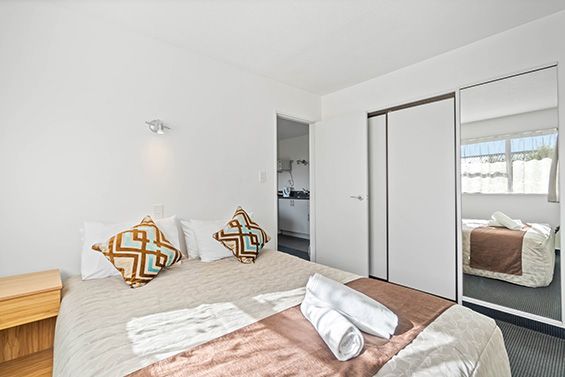 2-bedroom apartment queen-size bed
